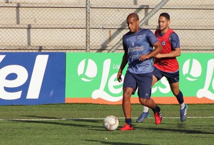 Zequinha e o futebol na rua