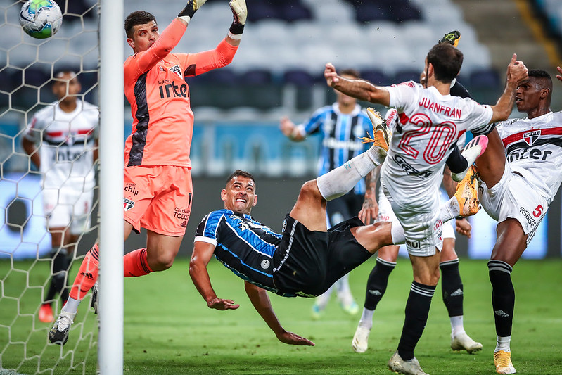 Grêmio goleia Internacional e tem vantagem para jogo de volta da